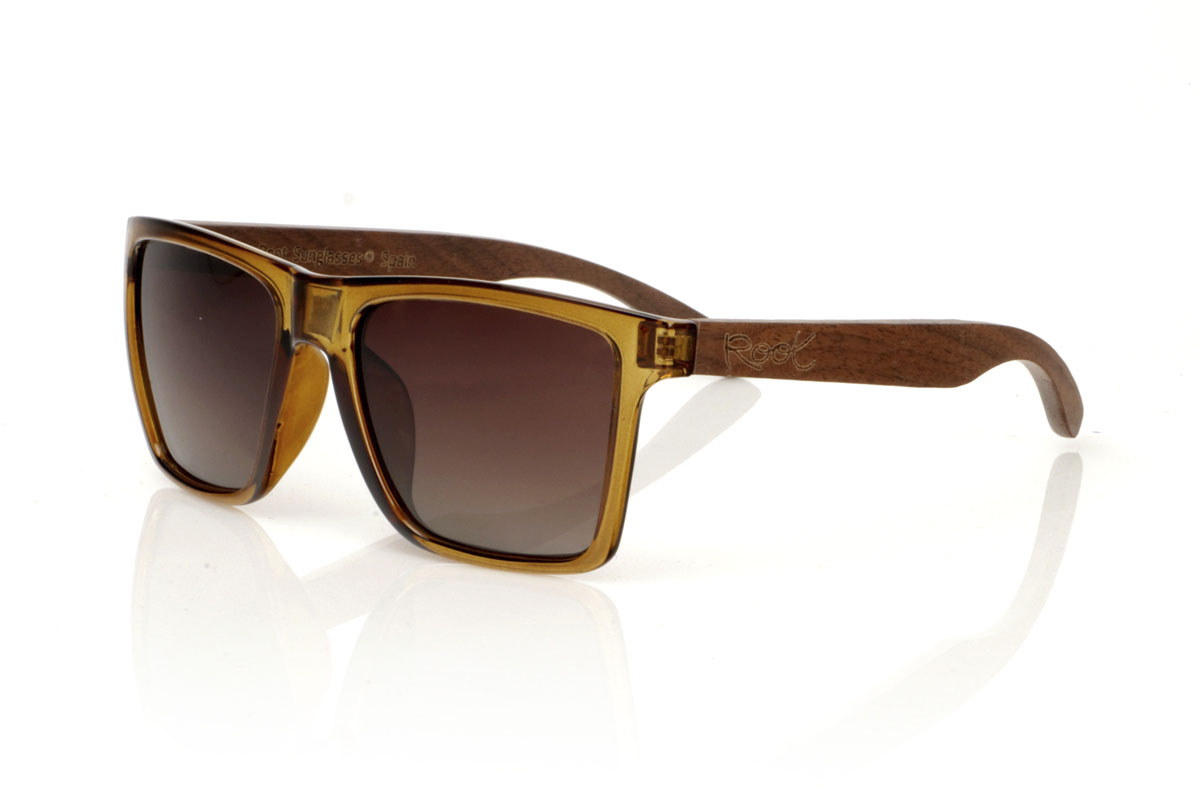 Wood eyewear of Walnut RUN KHAKI. RUN KHAKI sunglasses are designed for those looking for a combination of functionality and style. With a larger frame in a suggestive khaki green satin sheen, these glasses offer a bold and masculine presence. The Walnut wood temples not only add an elegant touch, but also ensure durability and comfort. Whether for outdoor adventures or everyday wear in the city, the RUN KHAKI adapts perfectly to any situation. Measuring 152x50mm and having a caliber of 54, they provide excellent coverage and total protection from the sun. Give your look a boost of confidence with these sturdy and stylish glasses. for Wholesale & Retail | Root Sunglasses® 